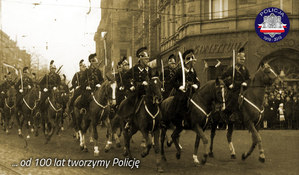 Zdjęcie archiwalne z okresu międzywojennego: oddział policjantów na koniach podczas defilady