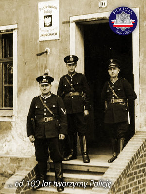 Zdjęcie archiwalne z okresu międzywojennego: trzech policjantów przed wejściem do Posterunku Policji w Murckach