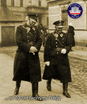 Zdjęcie archiwalne z okresu międzywojennego: dwóch policjantów podczas patrolu na ulicy