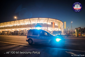 Radiowóz policyjny nocą przed budynkiem centrum kongresowego w Katowicach