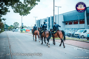 Patrol konny przed budynkiem centrum kongresowego