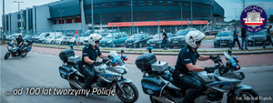 Policjanci na motocyklach przed budynkiem centrum kongresowego