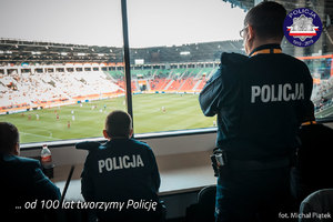 Policjanci w pomieszczeniu nadzoru obserwują płytę stadionu
