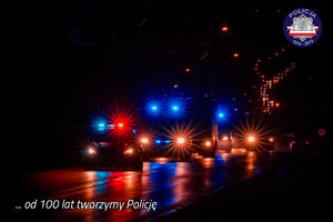 Kolumna policyjna na ulicy nocą
