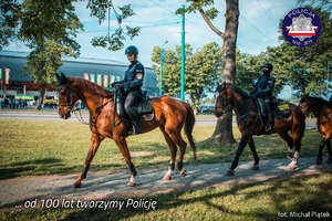 Patrol policji konnej przed centrum kongresowym w Katowicach