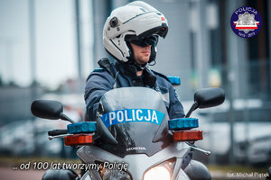 Policjant na motocyklu - ujęcie z przodu