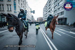 Patrol policji konnej przy zabezpieczeniu przejścia grupy demonstrantów