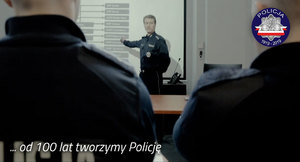 Odprawa do służby - policjant prezentuje informacje na ekranie