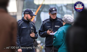 Dwóch policjantów podczas rozmowy ze starszą kobietą