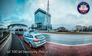 Radiowozy policyjne przed centrum kongresowym w Katowicach