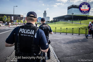 Patrol policyjny przed centrum kongresowym w Katowicach