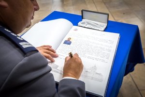 Zastępca Komendanta Wojewódzkiego Policji w Katowicach insp. Piotr Kucia dokonuje wpisu do księgi pamięci