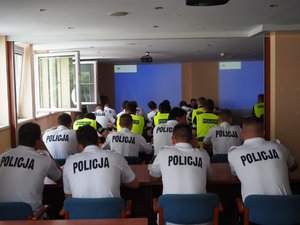 na zdjęciu czescy i polscy policjanci podczas wspólnego szkolenia w auli