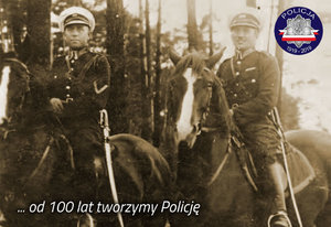 Zdjęcie archiwalne z okresu międzywojennego: policyjny patrol konny