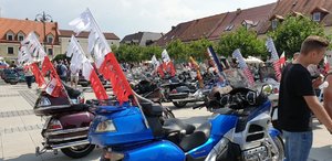 Motocykle uczestników zlotu zaparkowane na pszczyńskim rynku