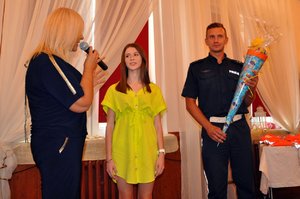 na zdjęciu Pani dyrektor szkoły, Roksana Węgiel oraz policjant śląskiej drogówki