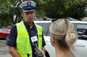 policjant drogówki udziela wywiadu dla telewizji TVN24