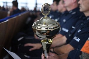 Puchar trzymany przez policjanta