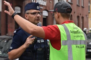 Komendant Miejski Policji w Katowicach insp. Paweł Barski i policjant zespołu antykonfliktowego na jednej z ulic Katowic