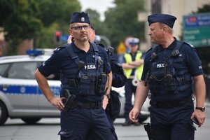 Policjanci zabezpieczają marsz