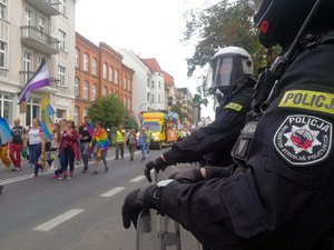 Policjanci zabezpieczają marsz