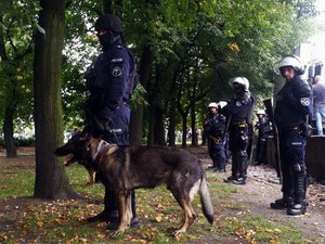Policjanci zabezpieczający marsz oraz przewodnik z psem