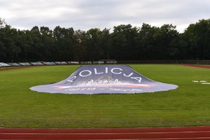 Flaga Policji na murawie stadionu