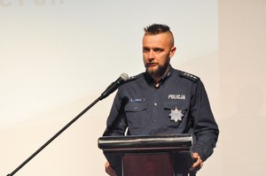 Zdjęcie kolorowe. Głos zabrał policjant z KMP w Żorach