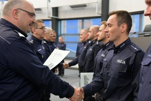 generał oraz jego zastępcy gratulują policjantom podczas wręczenia listu okolicznościowego