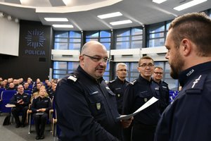 generał wręcza dyżurnemu rybnickiej policji list gratulacyjny