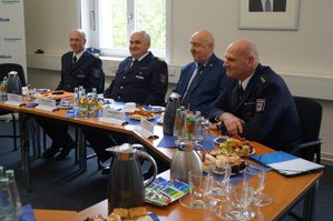 Zdjęcie kolorowe. Wizyta delegacji Śląskiej Policji w Prezydium Policji kraju związkowego Brandenburgii. Na zdjęciu widoczna strona niemiecka