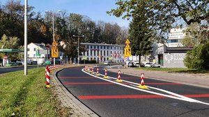 Okolica przejścia dla pieszych w Bielsku-Białej z nowym oznakowaniem poziomym i pionowym