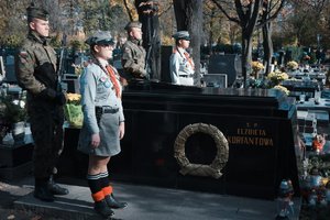 Zdjęcie kolorowe. Warta honorowa wojska i harcerzy na cmentarzu