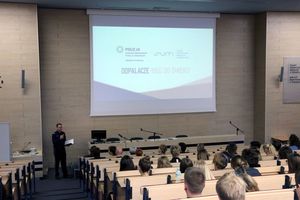 Sierż. sztab. Adam Doleżych z Wydziału Prewencji KWP w Katowicach wygłasza przemówienie podczas konferencji.