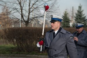 Zdjęcie kolorowe, przedstawiające przemarsz orkiestry policyjnej.