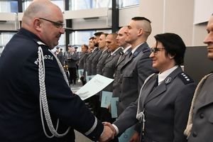 Zdjęcie kolorowe. Komendant Wojewódzki Policji w Katowicach nadinspektor dr Krzysztof Justyński gratuluje policjantce