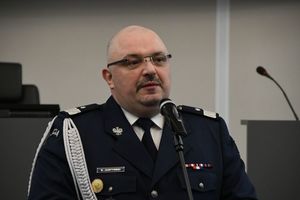 Zdjęcie kolorowe. Komendant Wojewódzki Policji w Katowicach nadinspektor dr Krzysztof Justyński przemawia