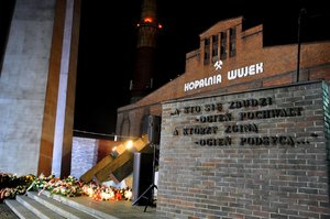 pomnik przed kopalnią Wujek upamiętniający poległych górników