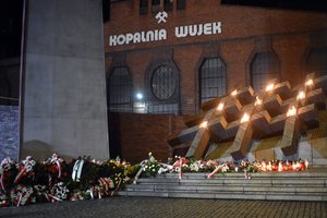 pomnik przed kopalnią Wujek upamiętniający poległych górników
