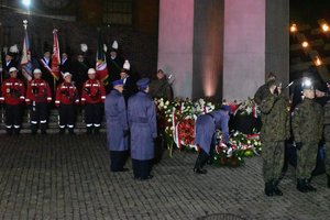 delegacja śląskiej Policji podczas złożenia kwiatów przed pomnikiem