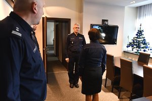 Zastępca Naczelnika Wydziału Kadr składa meldunek Zastępcy Komendanta Wojewódzkiego Policji w Katowicach