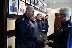 Zastępca Komendanta Wojewódzkiego Policji w Katowicach gratuluje nowym komendantom