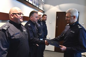 Zastępca Komendanta Wojewódzkiego Policji w Katowicach gratuluje nowym komendantom
