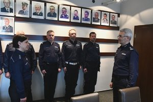 Zastępca Naczelnika Wydziału Kadr składa meldunek Zastępcy Komendanta Wojewódzkiego Policji w Katowicach