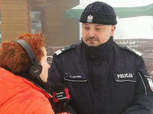 Komendant Wojewódzki Policji udziela wywiadu dziennikarzowi
