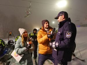 Policjant udziela wywiadu dziennikarzom