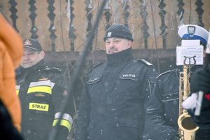 Komendant Wojewódzki Policji w Katowicach i Śląski Komendant Wojewódzki PSP stojący obok policyjnej orkiestry