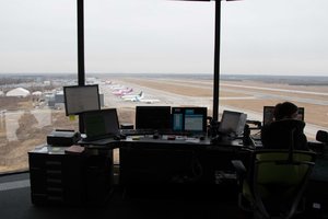 Zdjęcie kolorowe. Widok z wieży kontroli lotów na teren lotniska