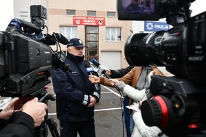 Komendant Wojewódzki Policji udziela informacji dziennikarzom