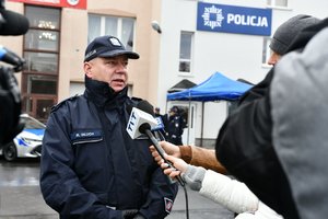Komendant Miejski Policji w Rybniku udziela informacji dziennikarzom
